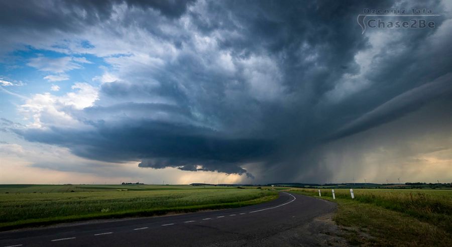 Supercel boven een landweg in Europa