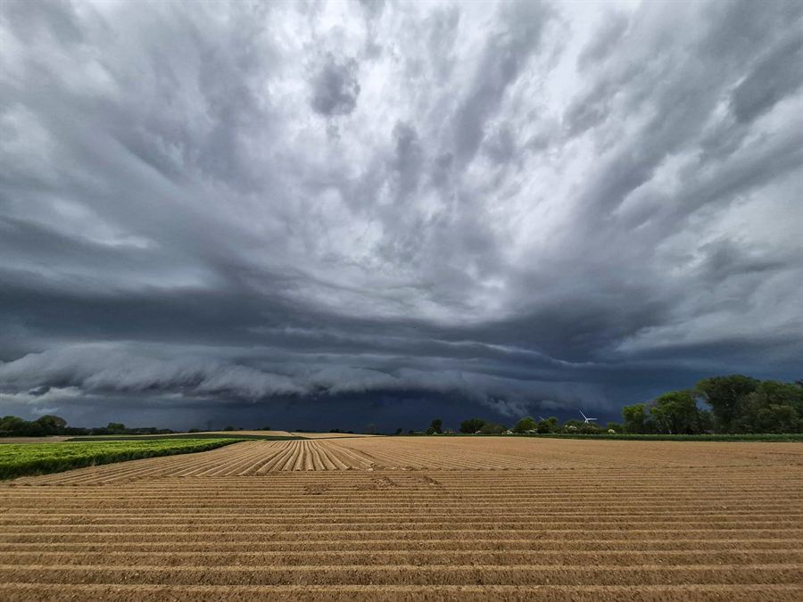 Shelfcloud boven een geploegd akkerland