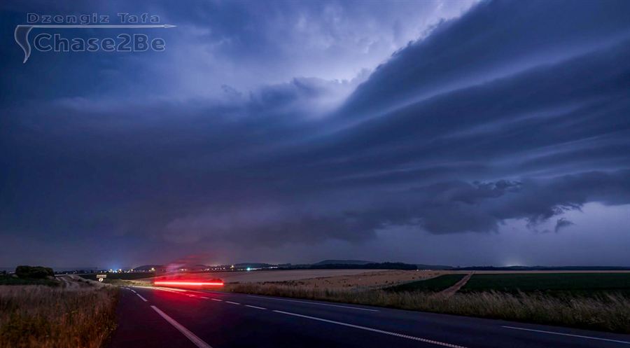 Shelfcloud in de schemering boven een landweg