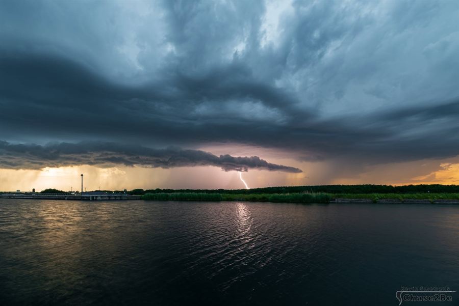 Bliksem boven het water bij zonsondergang