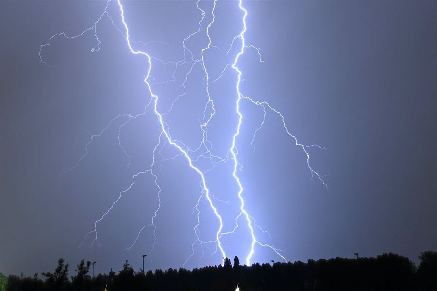 Meerdere bliksemontladingen tijdens een nachtelijk onweer