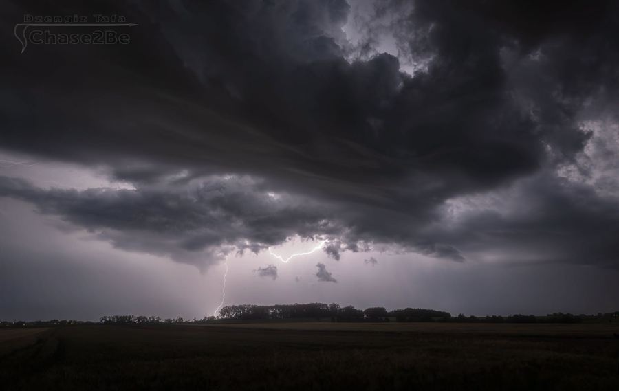 Krachtige blikseminslag boven het veld